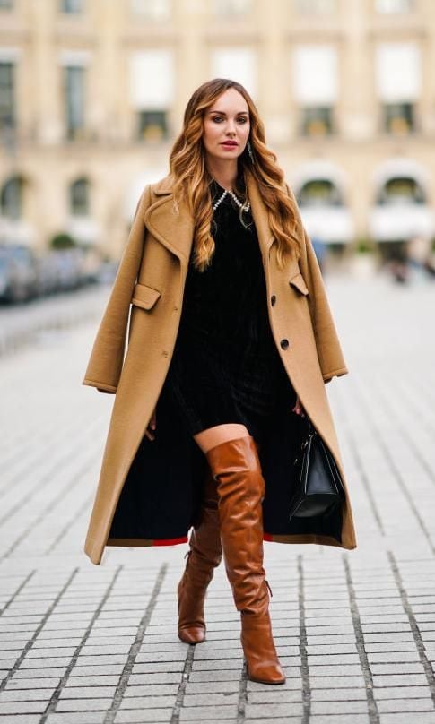 combinaci n de abrigo camel con short dress y over the knee boots en el street style