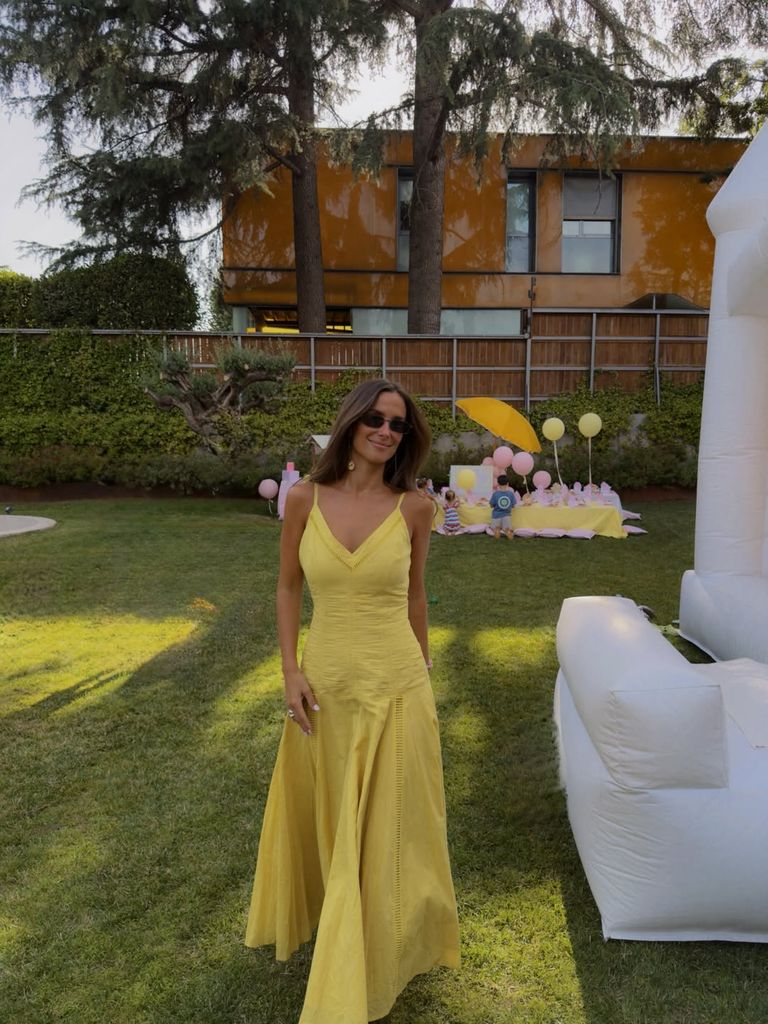 María Pombo con un bonito vestido de Adolfo Domínguez