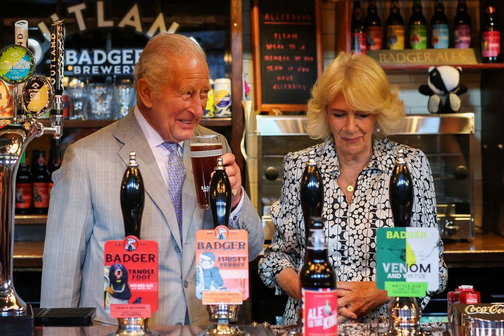 El divertido momento protagonizado en la barra de una cervecería por los reyes Carlos y Camilla