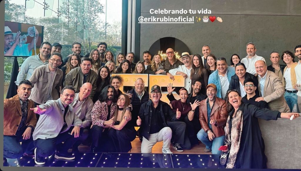 Andrea Legarreta presumió el posado grupal en la fiesta de Erik Rubín, a la cual asistió acompañada por su novio, Luis Carlos Origel