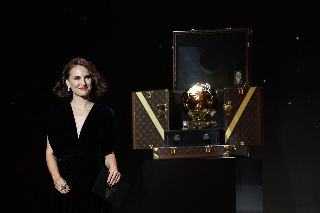 Plano medio de Natalie Portman lista para entregar el premio Balón de Oro 2024