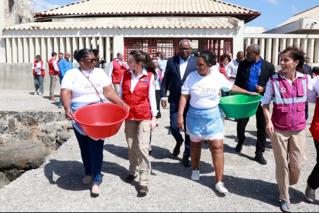 La Reina visita el Mercado do Peixe para desarrollar el proyecto de pesca artesanal sostenible e igualdad de género de la ONG Paz y Desarrollo.