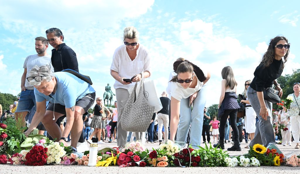 Muchos ciudadanos de Oslo han depositado flores ante el Palacio Real