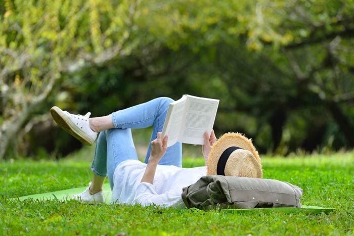 mujer leyendo en el campo