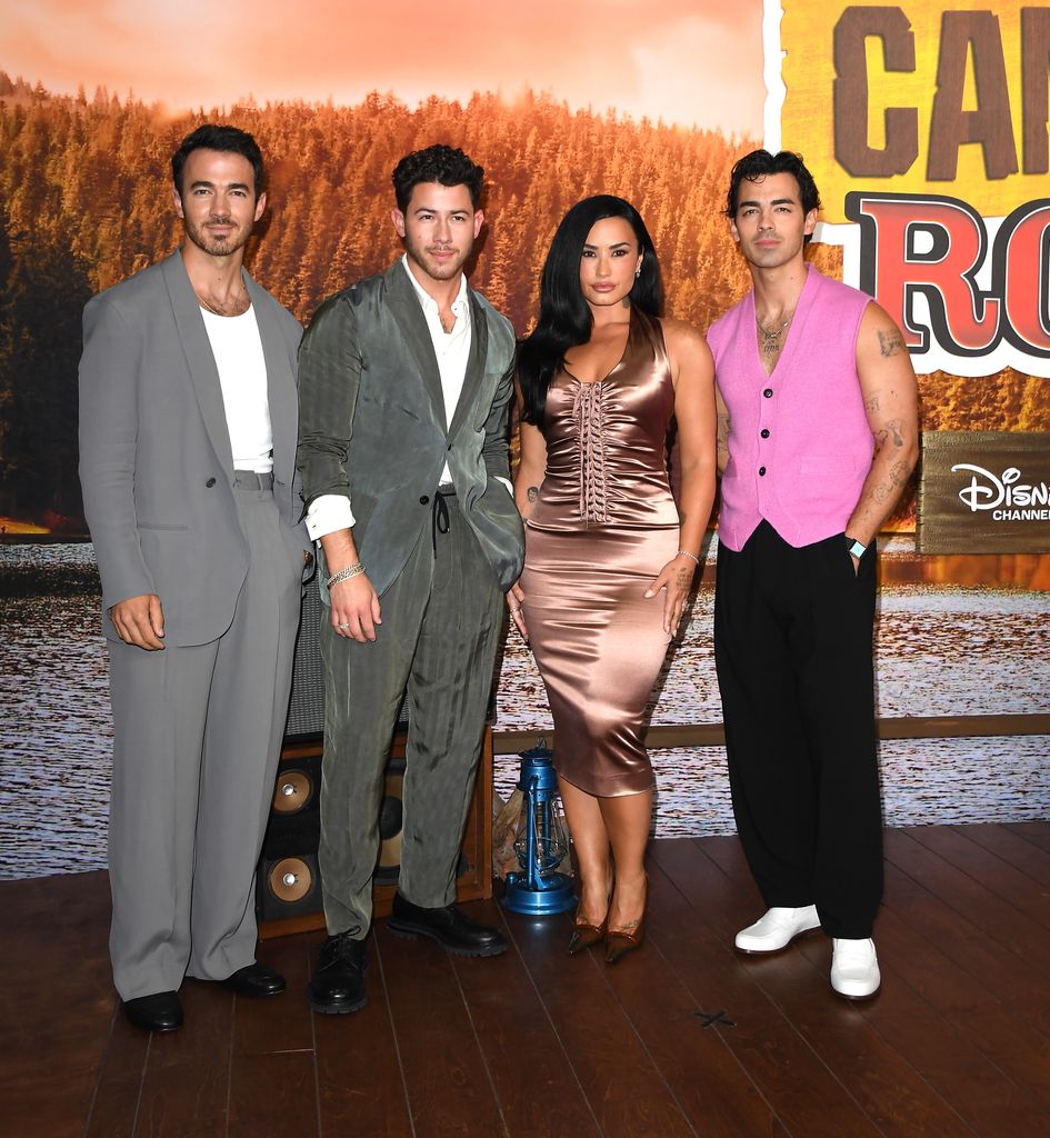 Demi apareció junto a los Jonas Brothers, que también forman parte del reparto
