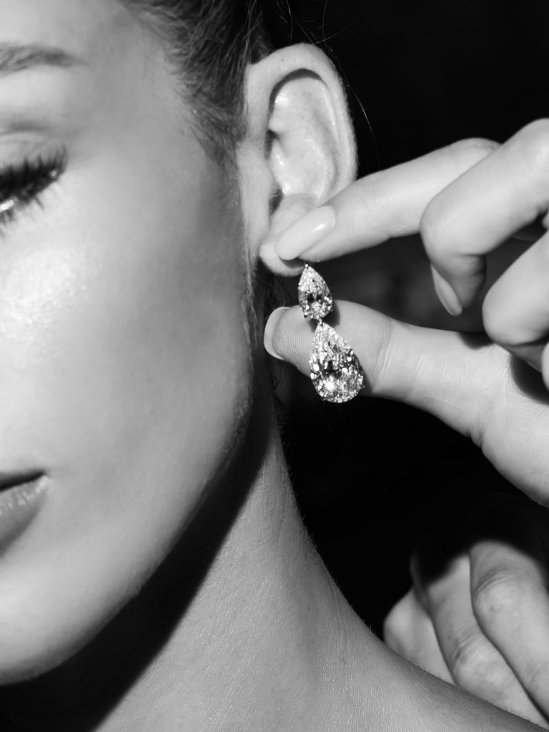 Los aretes incorporaban diamantes en corte pera que sumaban 26 quilates.