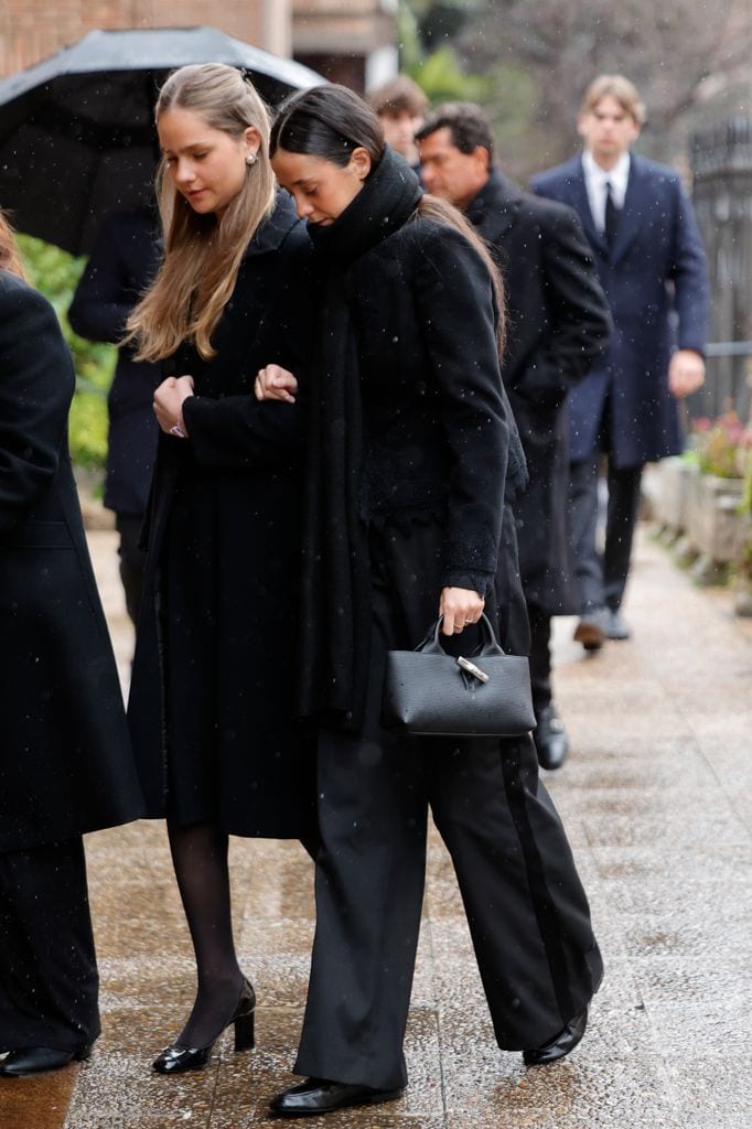 Irene Urdangarín y Victoria Federica en el último adiós a la princesa Irene de Grecia en Madrid, 2026. 
