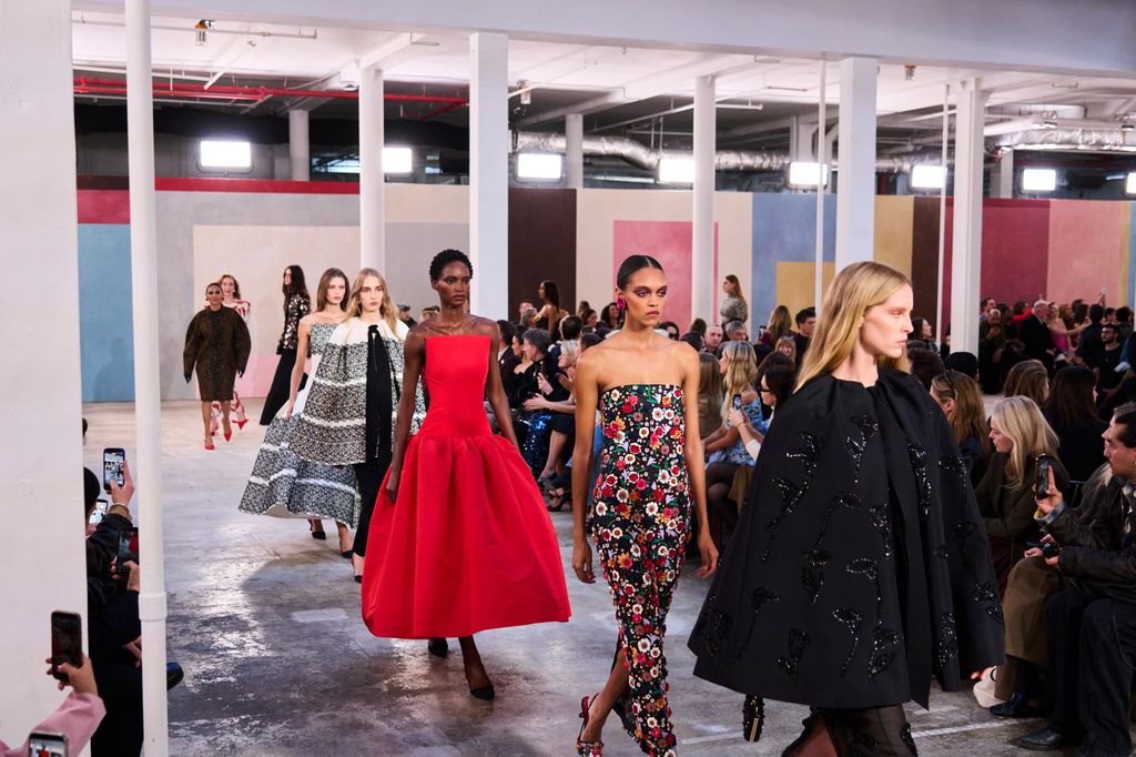 Las modelos sobre la pasarela de Carolina Herrera Otoño/Invierno 2026. 