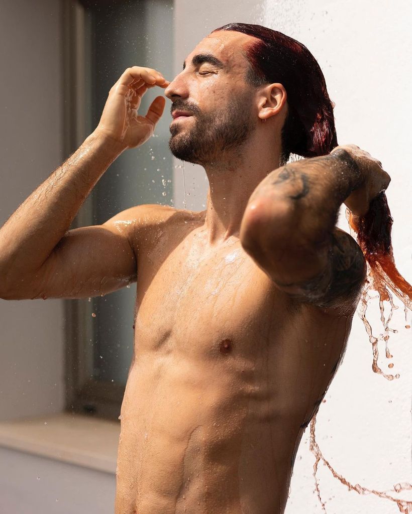 Marc Cucurella se tiñe el pelo de rojo
