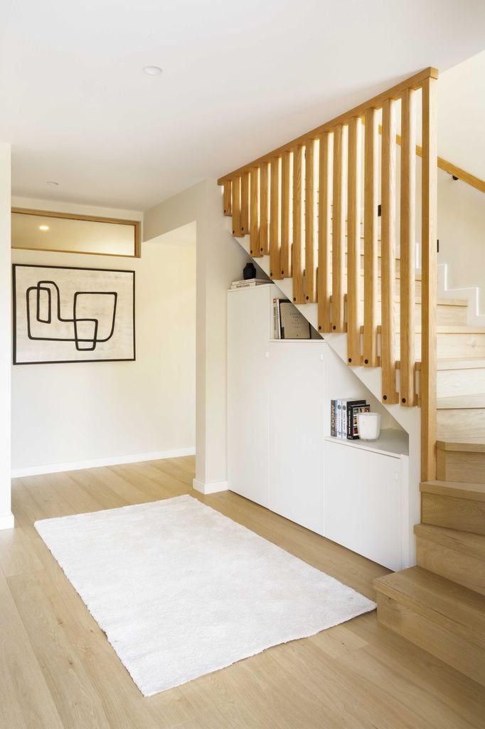 Escalera con mueble debajo.