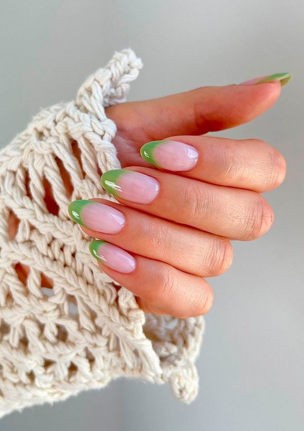 Manicura francesa con esmalte verde de Neonail