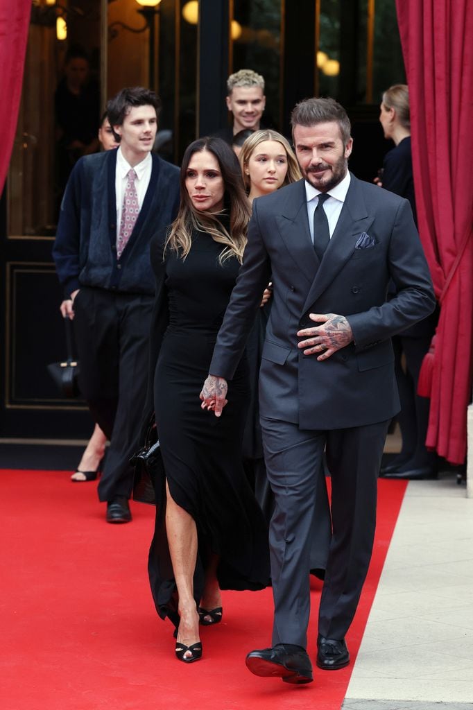 Victoria Beckham y David Beckham con sus hijos en París este 26 de enero de 2026.