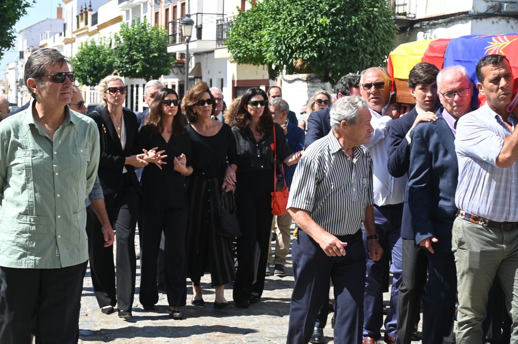Mamer Revuelta y sus hijos caminan tras el féretro