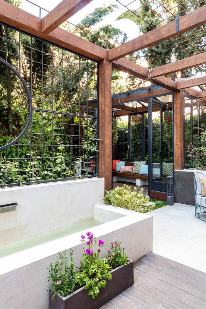 Jardín con pérgola de madera