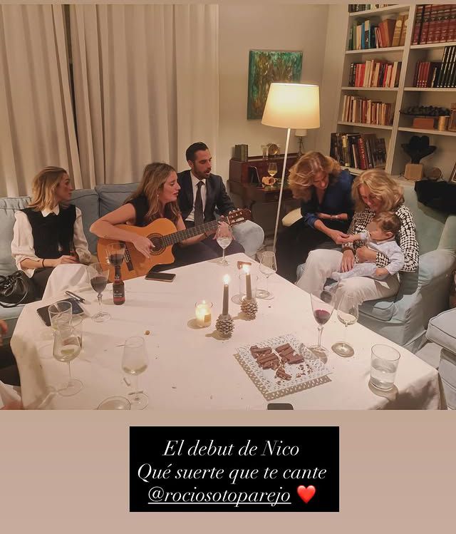 La familia de Lourdes Montes en la cena de Nochebuena con el pequeño Nico
