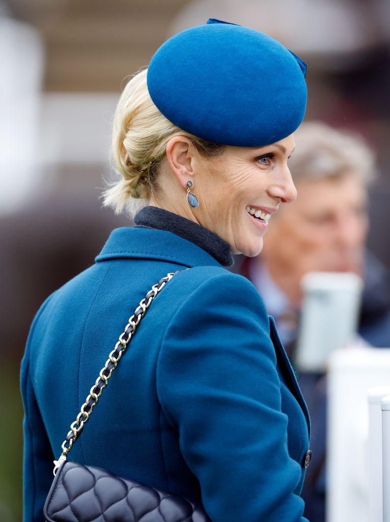Zara Tindall en el 'Super Saturday' 2025, en las carreras de caballos de Cheltenham.