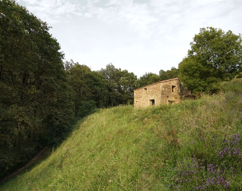 Enclave de la cabaña pasiega de arquitectura vernácula