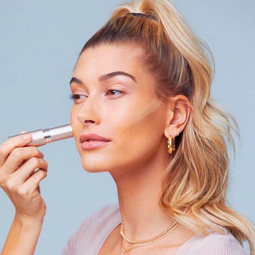 La base preferida de Hailey Bieber es de Bare Minerals