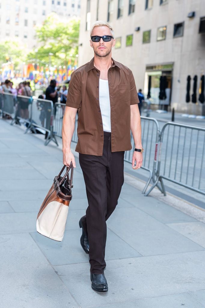 Nicholas Hoult en Prada.