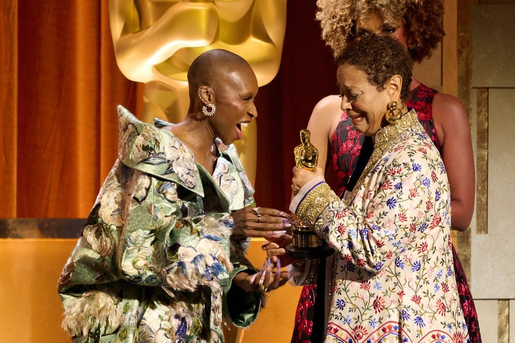 Cynthia Erivo entrega a Debbie Allen su Oscar Honorífico en la 16ª edición de los Premios Governors.