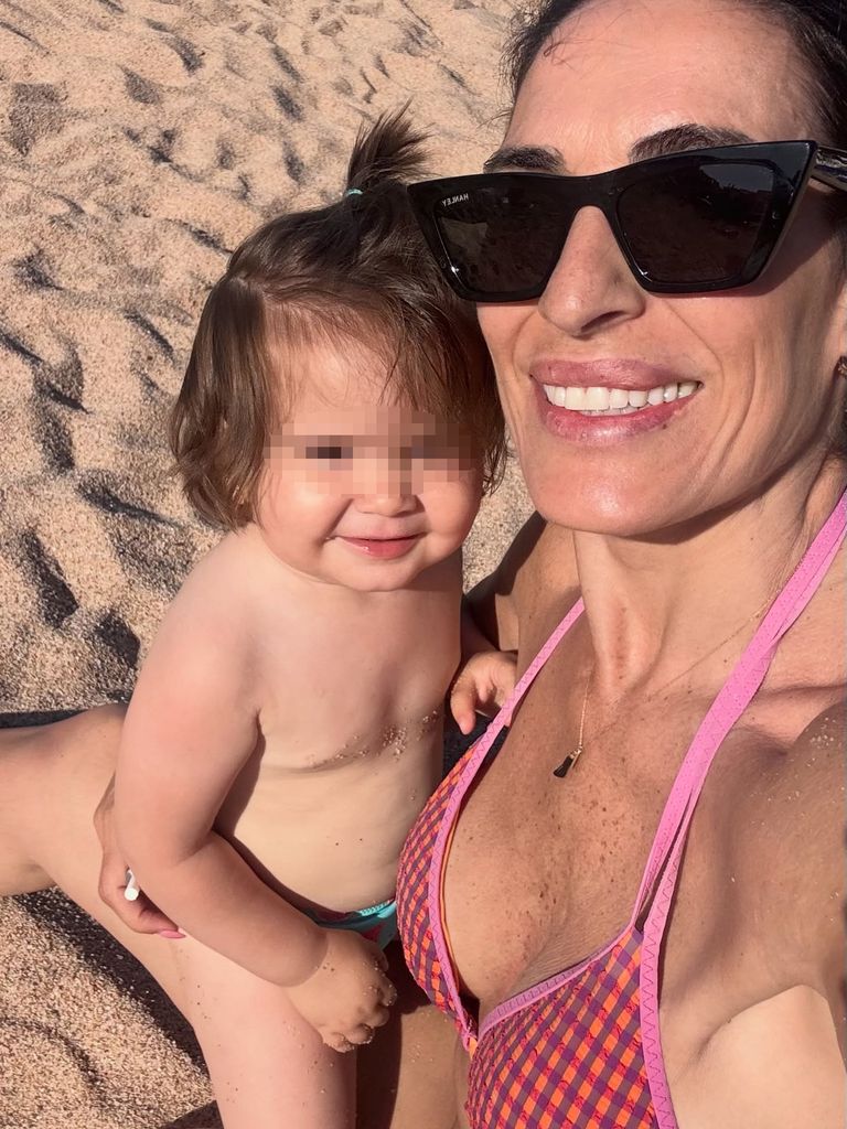 Verónica Hidalgo con su hija Leandra este verano en la playa