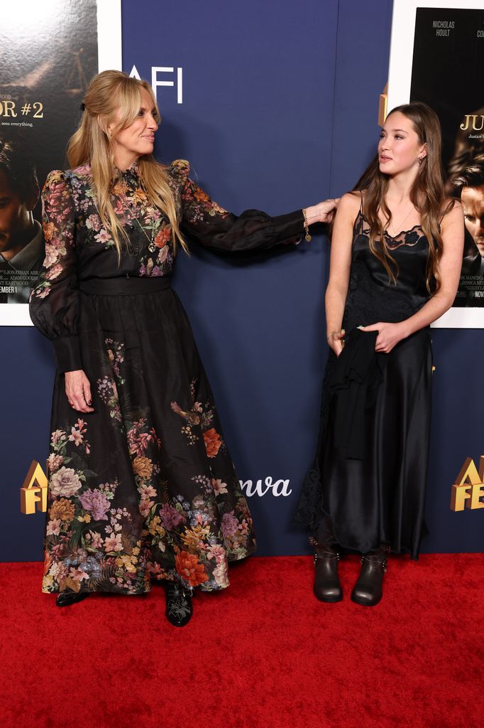 Plano entero de Toni Collette y su hija Sage Florence Galafassi mirándose y sonriendo en el AFI Fest 2024