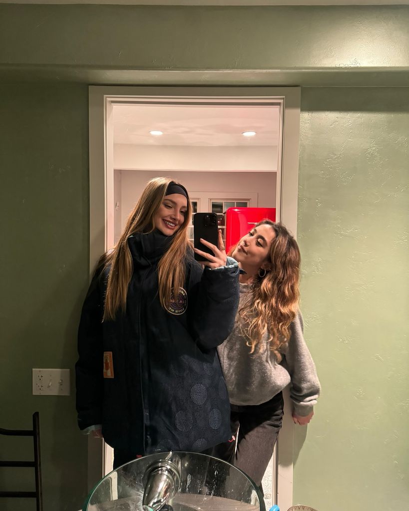 Valentina Paloma y Mathilde Pinault en una foto compartida por la jinete francesa.