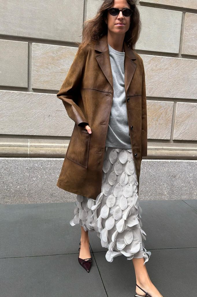 Faldas midi especiales de Zara que podemos llevar ahora con sandalias y con botas en otoño 