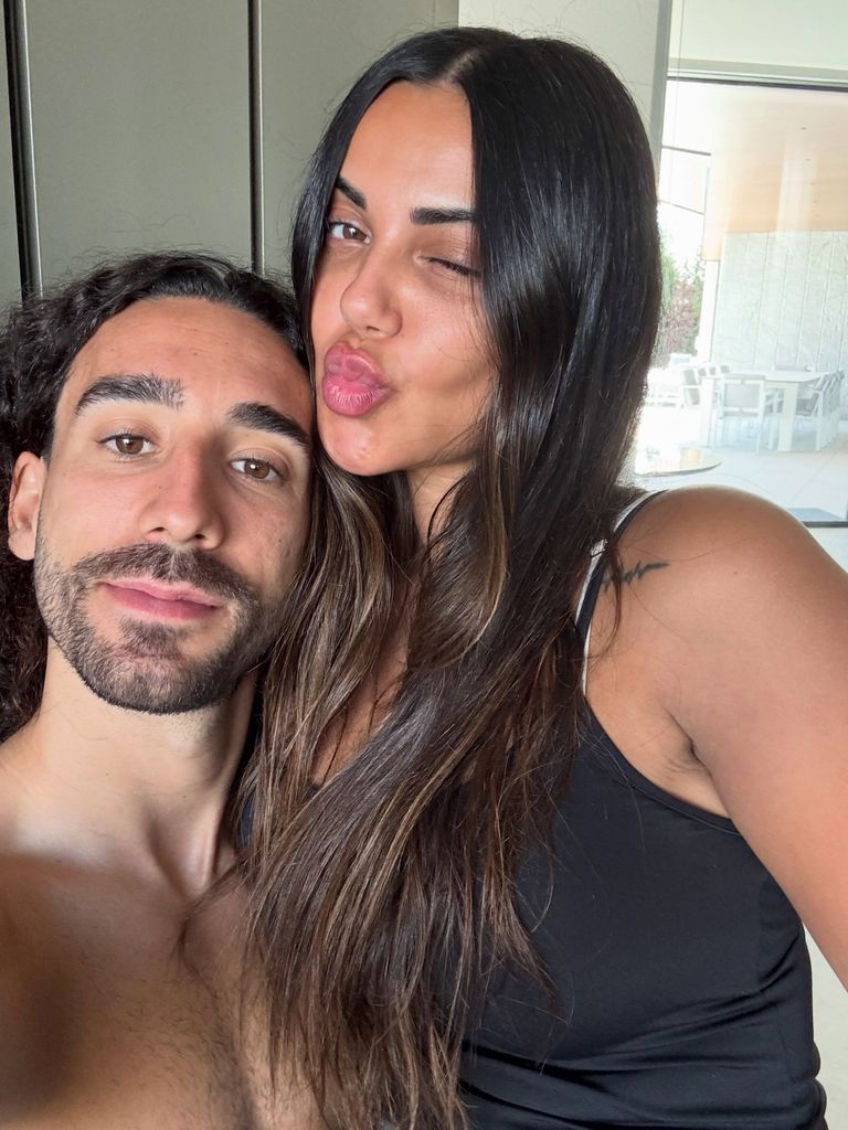 Una de las fotos que publicó el futbolista felicitando a su mujer 