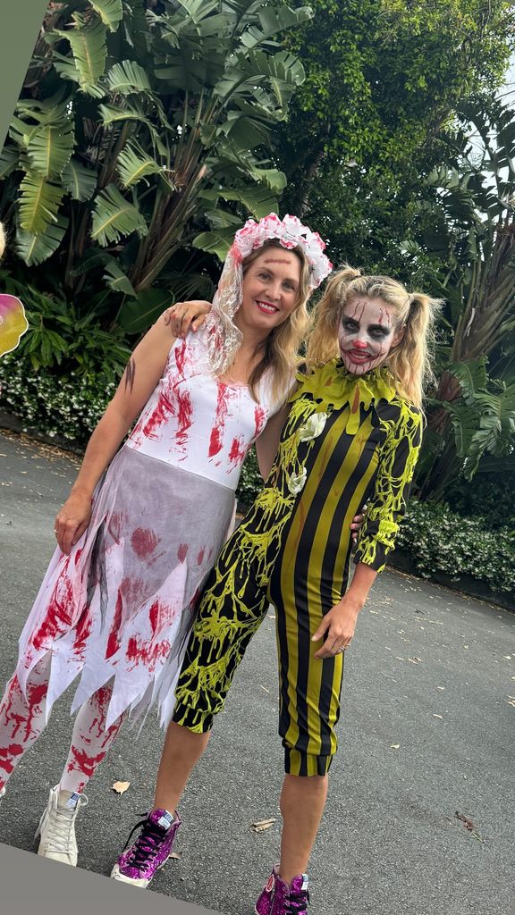 Plano entero de Elsa Pataky disfrazada de payaso en Halloween 2024 con una amiga