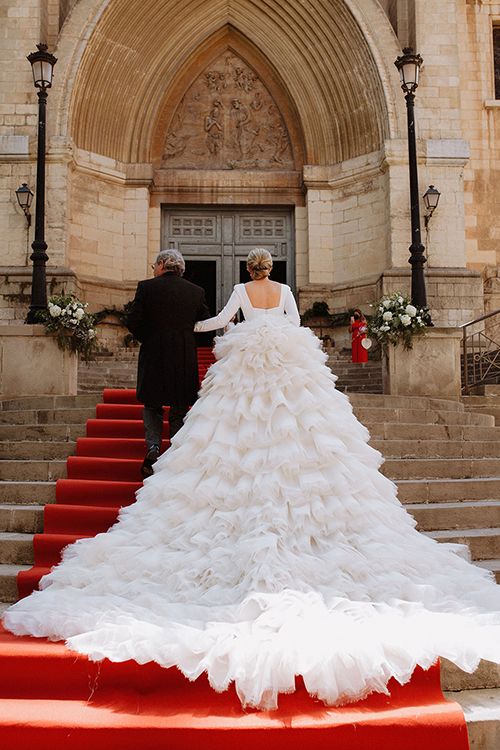 Vestido de novia con cuatro metros de cola