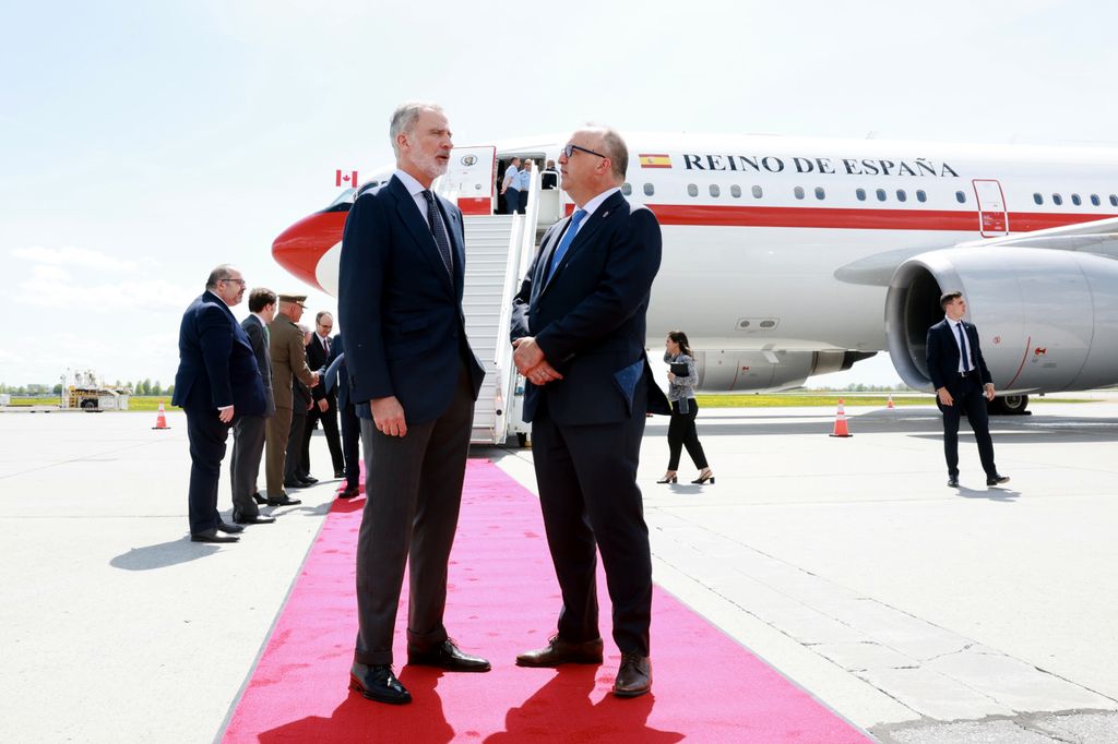 El Rey junto al jefe de protocolo de Canadá, Sébastian Carriére, a su llegada a Ottawa