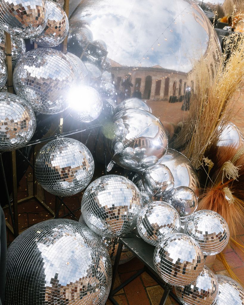 Decoración con bolas de discoteca en una boda en Valencia