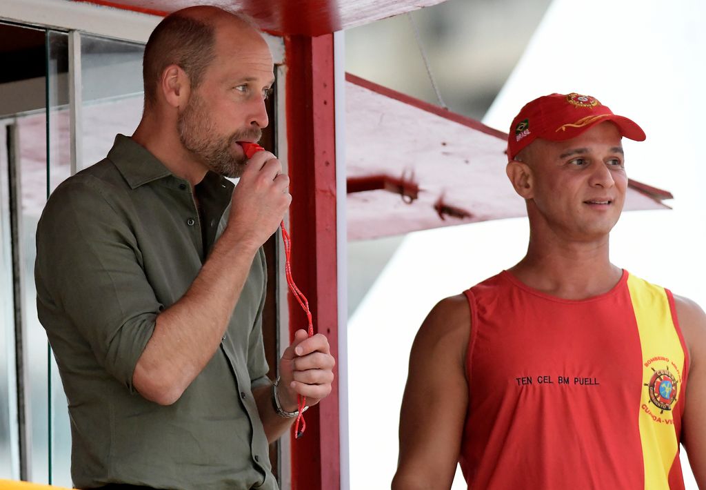 La primera parada en la playa de Copacabana fue con los equipos de rescate marítimo