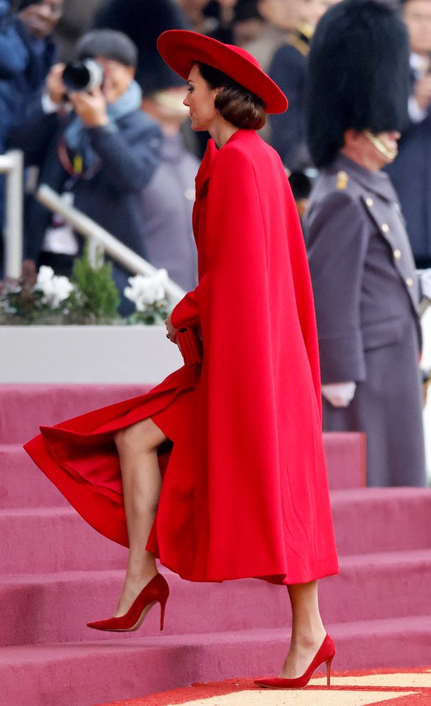 Kate Middleton con los clásicos stilettos en color rojo, Londres, 2023.