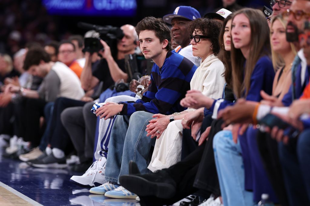 Timothée Chalamet acudió a un juego de los Philadelphia 76ers contra los New York Knicks en el Madison Square Garden el día de la Met Gala.