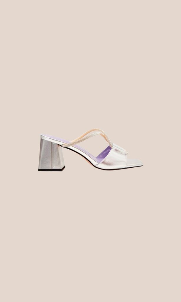 Sandalia mule plateada de Miinto