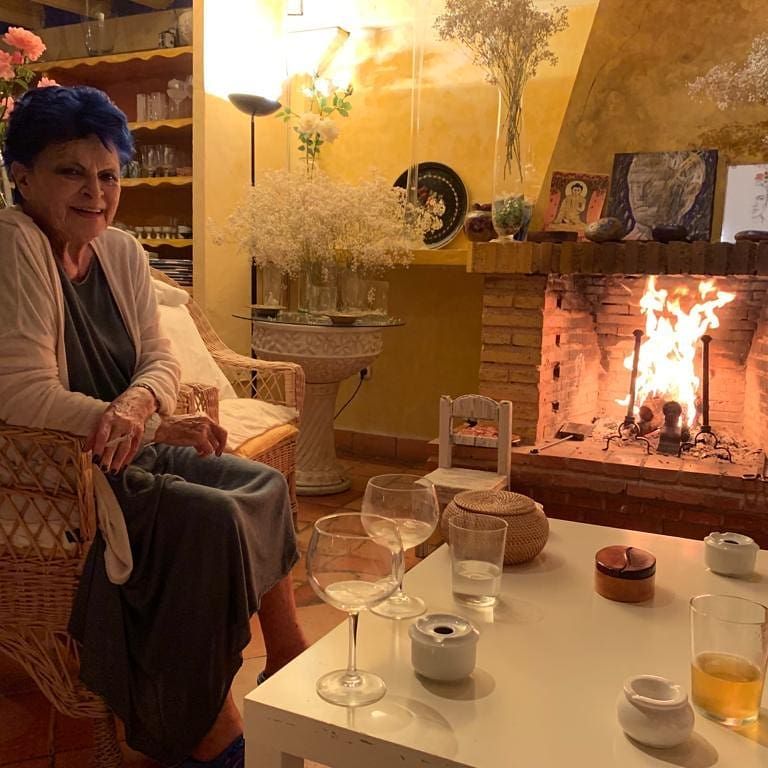 Lucía Bosé junto a la chimenea de leña en su casa de Brieva (Segovia) 