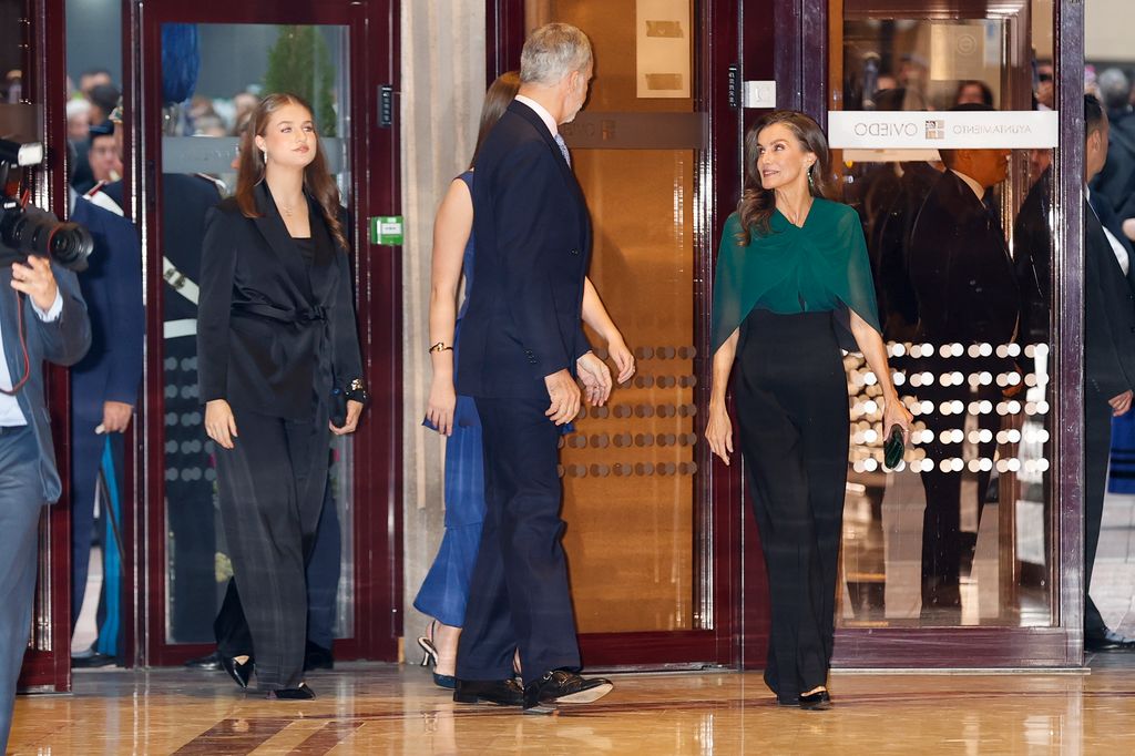 La princesa Leonor, como nunca la habíamos visto en Oviedo: marca cintura y se pasa a las joyas XXL con los aros brillantes de la reina Letizia