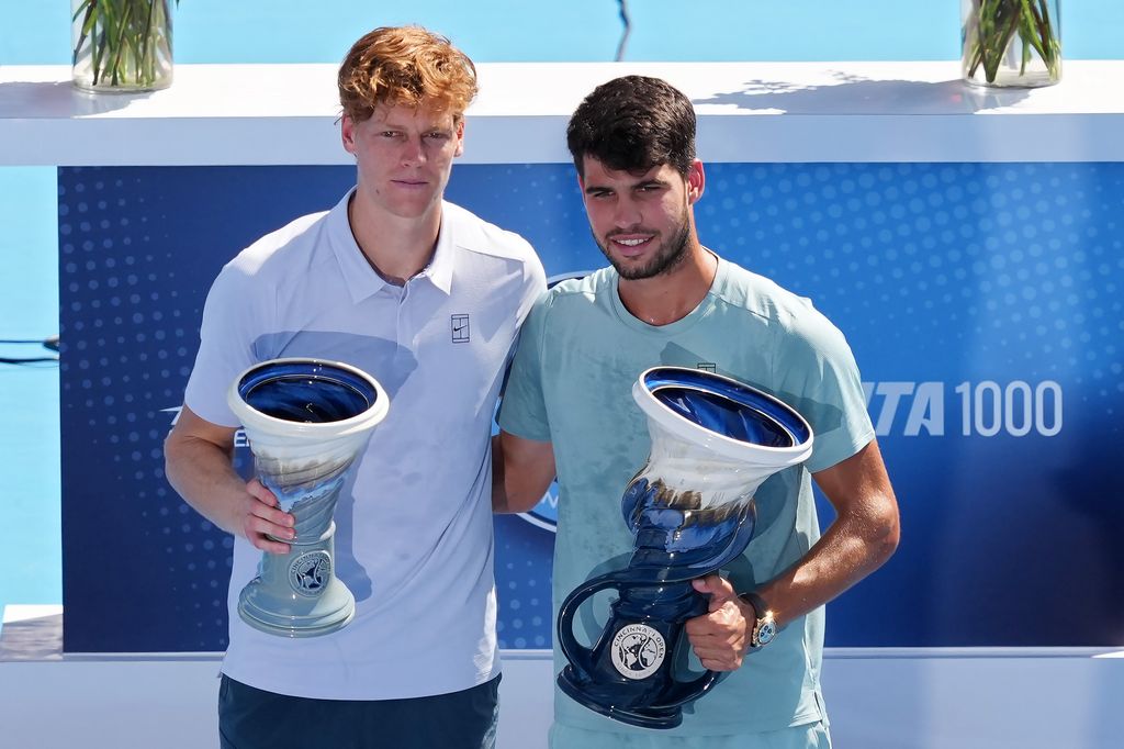 Posado de Alcaraz y Sinner con los trofeos