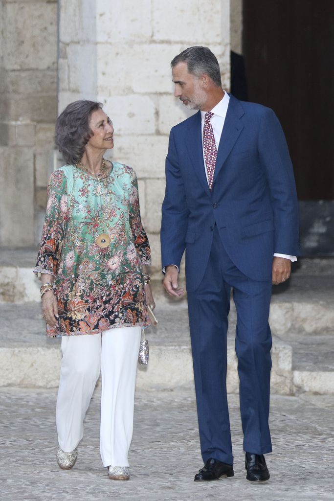 Felipe VI con la reina Sofía en el Palacio de la Almudaina en la recepción con la sociedad balear en 2018