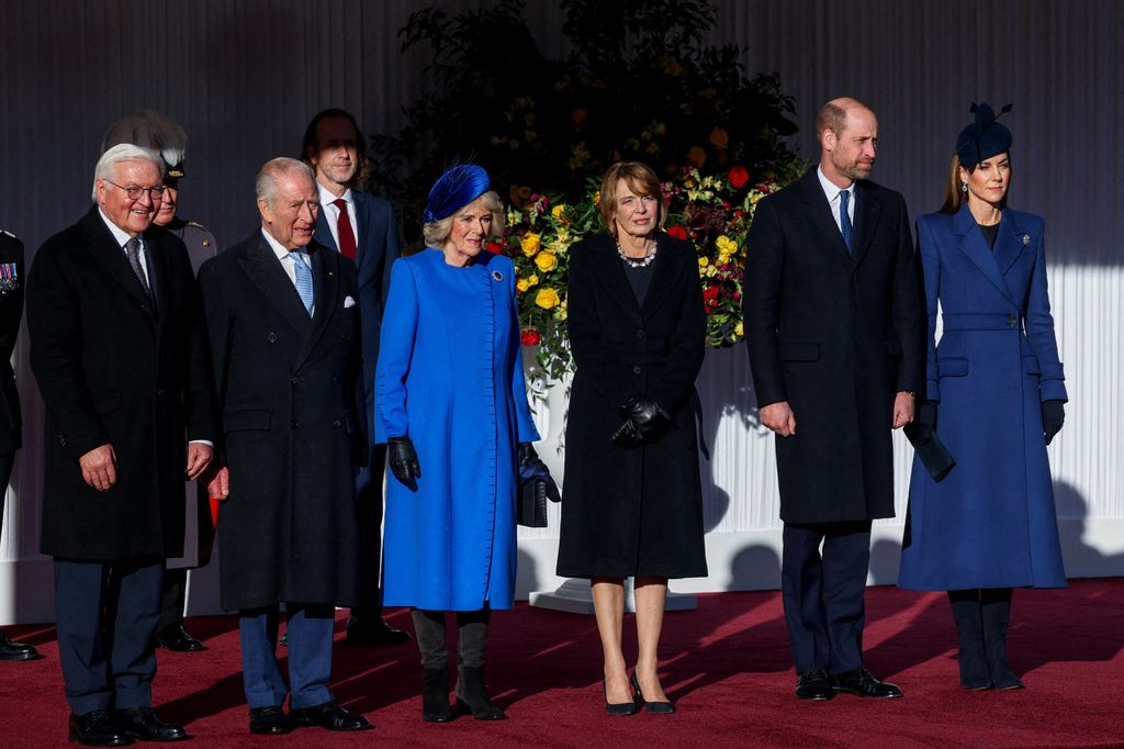 El rey Carlos III con la reina Camilla y el presidente alemán Frank-Walter Steinmeier con su esposa Elke Buedenbender, acompañados del príncipe William y la princesa Kate, en la ceremonia de bienvenida en le Castillo de Windsor.