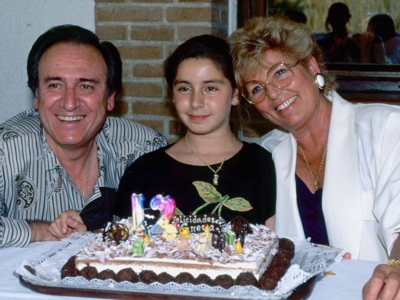 Vanessa de niña con sus padres