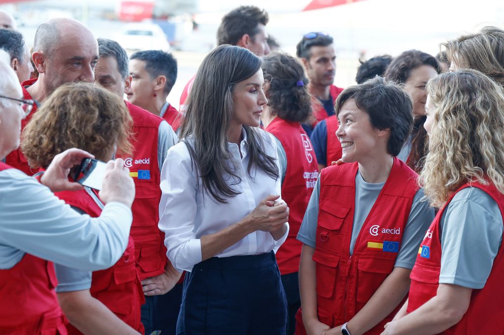 La reina Letizia despide al equipo de emergencias que viaja a Venezuela, en el aeropuerto de Barajas, el 1 de julio de 2026