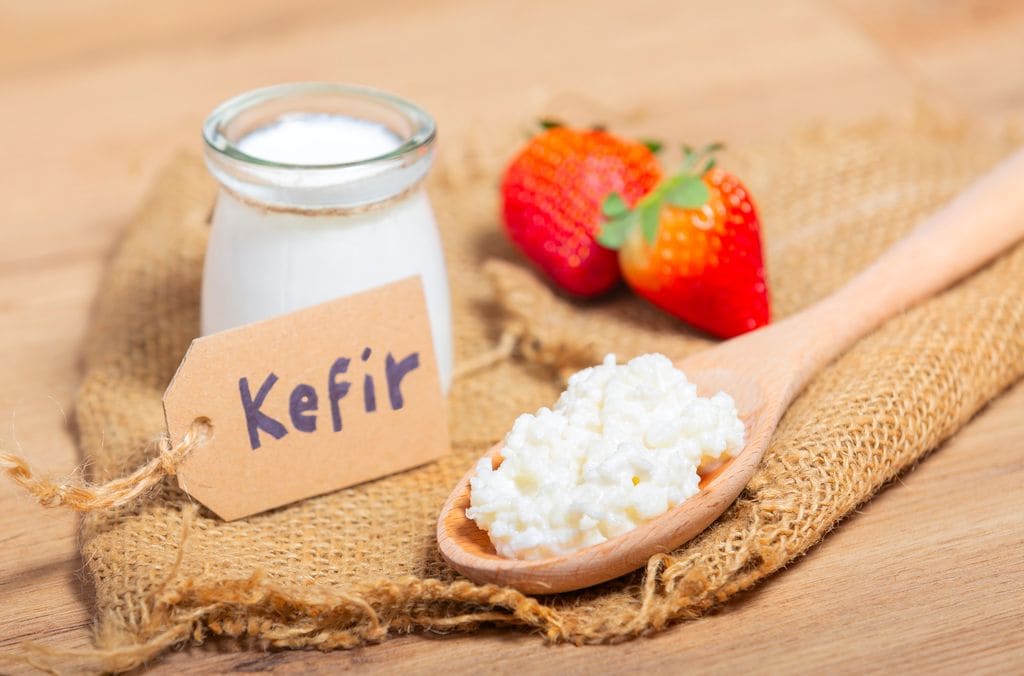 El kéfir se puede incluir prácticamente de la misma forma que sumamos el yogur a los desayunos. 