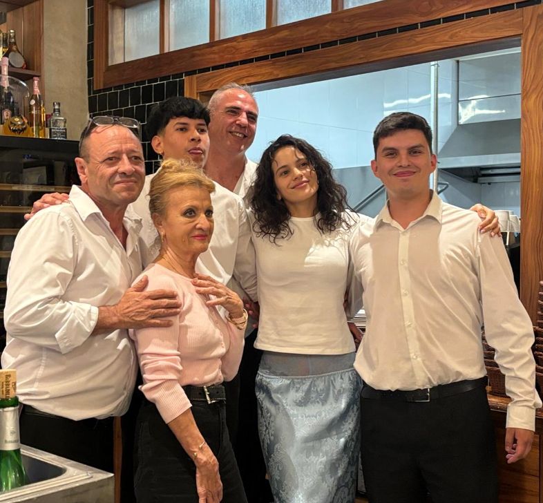 Rosalía, con parte del equipo del restaurante. 