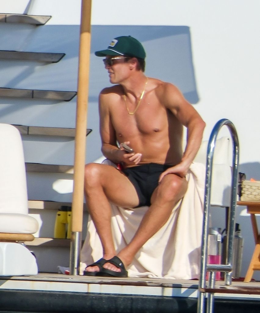 Tom Brady aprovechó esta salida para tomar el sol y mejorar su bronceado.