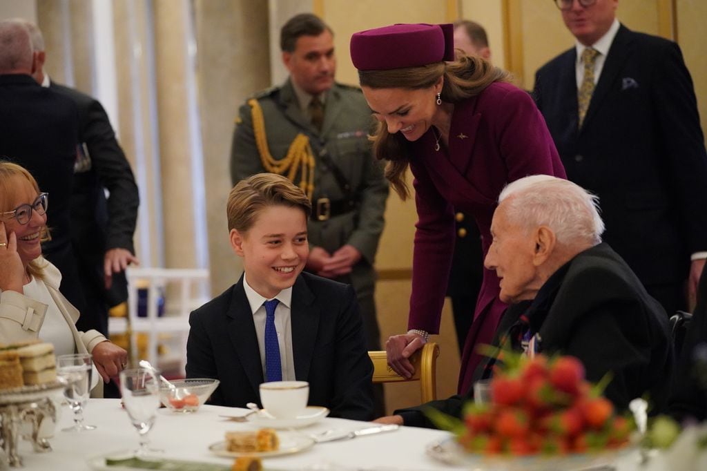 El príncipe George saludando en la fiesta del té en homenaje a veteranos de guerra