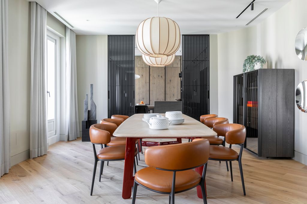 Comedor con sillas en piel y muebles modernos