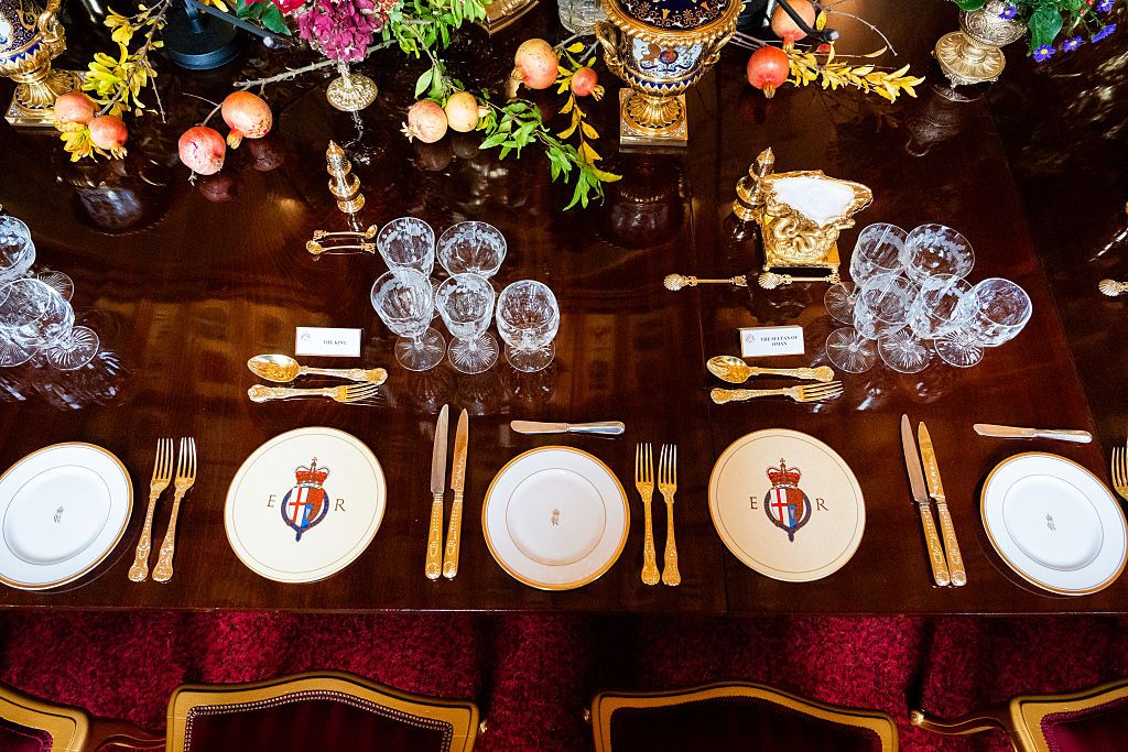 Detalle de la preparación en el Salón de San Jorge, donde la colocación de cada silla es medida al milímetro para mantener la simetría perfecta de la majestuosa mesa del banquete